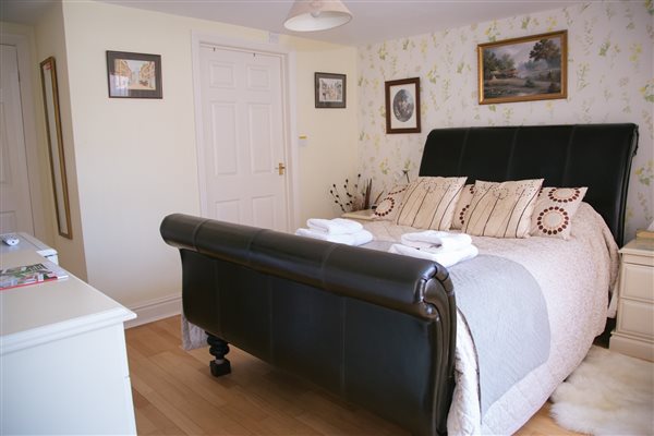 Luxurious sleigh double bed